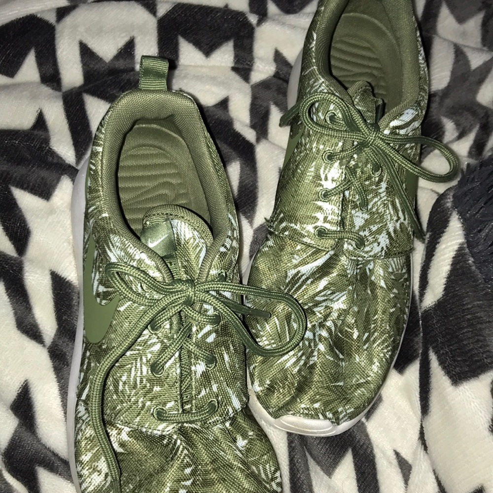 Nike Roshes (leafy) - Picture 2 of 2